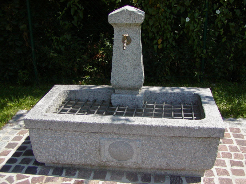 Stein und Wasserspiel