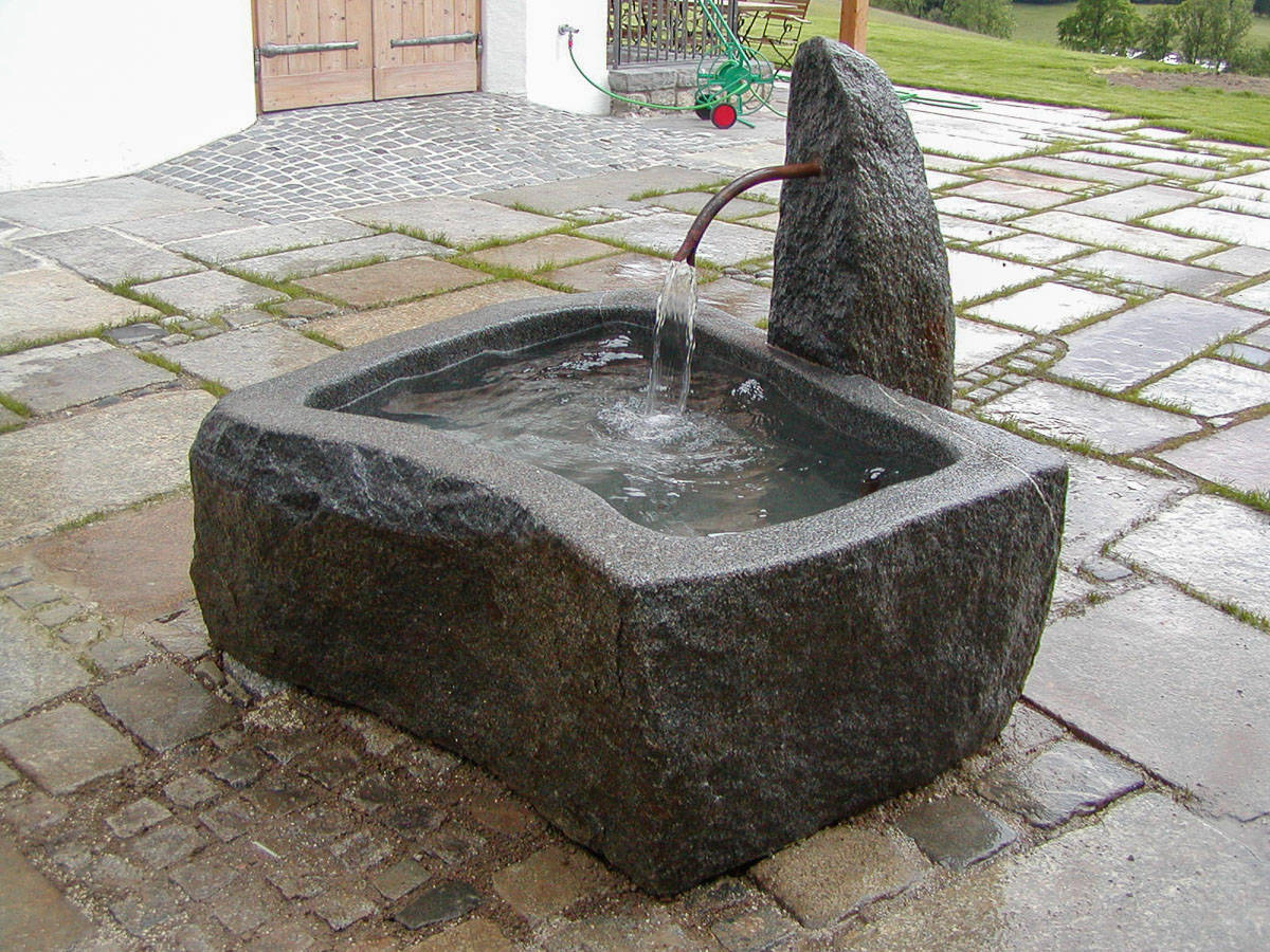 Stein und Wasserspiel