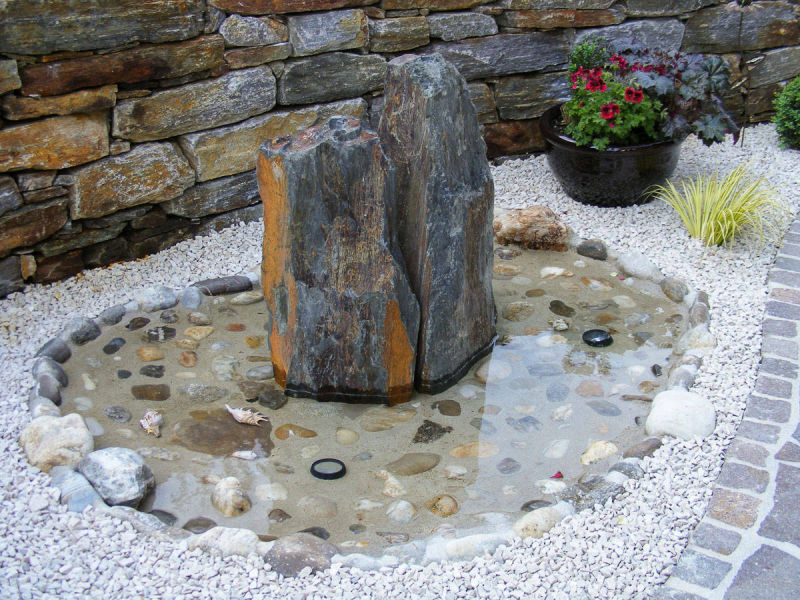 Stein und Wasserspiel