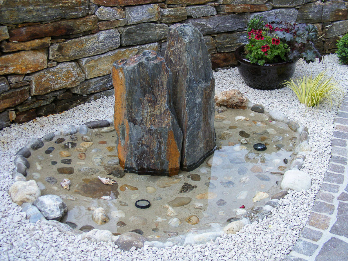 Stein und Wasserspiel