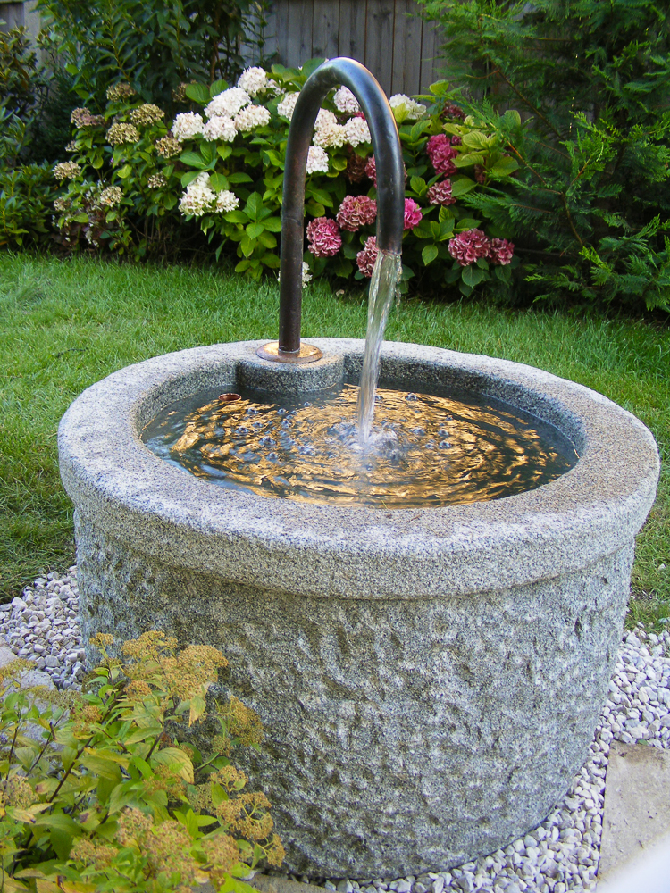 Stein und Wasserspiel